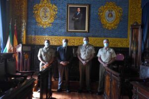 El alcalde recibe al teniente coronel jefe del Acuartelamiento Adalides en su despedida como mando de la unidad