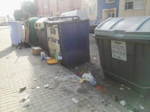 Vecinos de la calle Rafael Argelés denuncian la insalubridad de los contenedores de basuras
