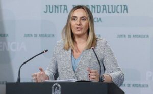 La consejera de Fomento reclamará la inversión para el tren en una reunión con Ábalos