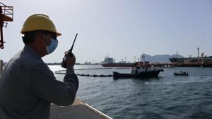 Cepsa realiza un simulacro contra la contaminación marina accidental en el pantalán de la Refinería