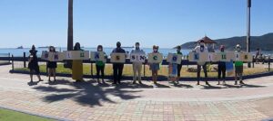 Ayuntamiento y Barrio Vivo realizan una campaña de concienciación de limpieza de colillas en Getares