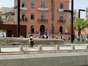 Una veintena de marroquíes protestan frente al Consulado por el cierre de la frontera