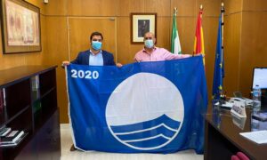 El delegado de Playas recoge la Bandera Azul que ondeará en Getares por décimo año consecutivo