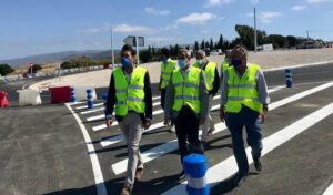 La inauguración de la nueva rotonda convierte en historia el cruce de entrada a Tarifa