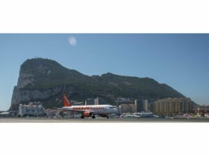 España suspende los vuelos con Reino Unido y refuerza los controles en la frontera con Gibraltar