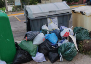 El PSOE exige respuestas ante la acumulación de basura y los contenedores rotos en la ciudad