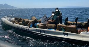 Interceptan dos toneladas de hachís tras una persecución en aguas del Estrecho