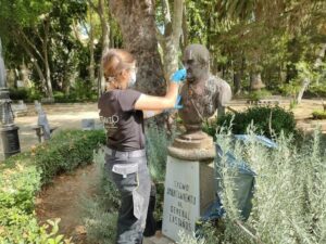 El Ayuntamiento realiza una actuación de limpieza en el busto del General Castaños
