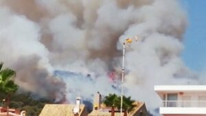 Estabilizan el incendio de Punta Carnero y retiran los medios aéreos de extinción