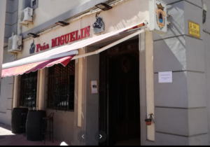 Cid reitera el apoyo municipal a la Peña Miguelín y le ofrece el depósito de enseres del torero