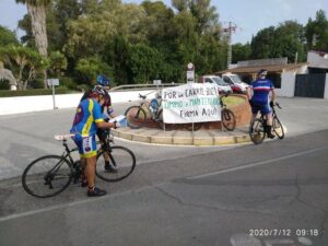 Ciclistas recogen firmas para pedir a la Junta el mantenimiento de los carriles bici