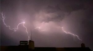 Una tormenta eléctrica de madrugada deja imágenes espectaculares en el Campo de Gibraltar