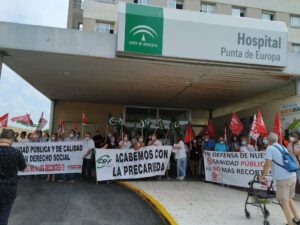 Los sindicatos se concentran en el hospital para pedir mejoras laborales para el personal sanitario
