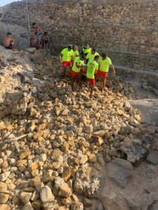 Socoservis asiste a un menor que se fracturó un tobillo al caer del búnker de la playa de Atlanterra