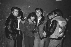 El jimenato Miguel Trillo vuelve a colgar sus retratos de la Movida Madrileña en una exposición