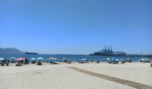 Los bañistas sobreocupan El Rinconcillo en la zona de la plazoleta Virgen del Mar