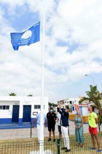 El Ayuntamiento iza por décimo año consecutivo la Bandera Azul en la playa de Getares