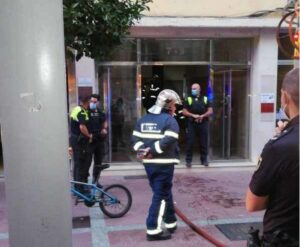 Evacuan a vecinos de un edificio de la calle Ancha por un incendio en una vivienda