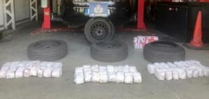 Detenidos en Gibraltar dos españoles que viajan en su vehículo con 57 cartones de tabaco