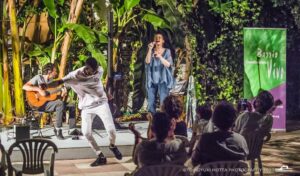 Liona Hotta y Óscar Bergillos perfuman de música el Patio Alternativo de Barrio Vivo