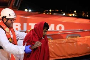 Trasladan a Algeciras a 18 personas, dos menores, que atravesaron el Estrecho en dos pateras