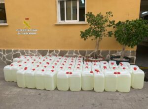 Frustran una operación de trasvase de 2.000 litros de combustible a una narcolancha