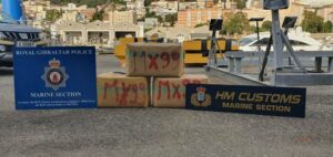 Detenidos dos españoles por narcotráfico tras la persecución de dos motos de agua en Gibraltar