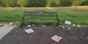 Vecinos de La Reconquista denuncian botellones en los bajos de los bloques y el parque de Las Mimosas