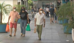 El martes podría haber fecha para el adiós a las mascarillas al aire libre.