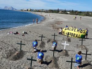 Ecologistas se concentran en la playa de Sotogrande para pedir medidas para salvar el litoral