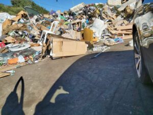 El PSOE vuelve a denunciar la "dejadez" que presentan los puntos de recogida de basuras