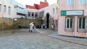 Operarios de Algesa desinfectan los accesos a los centros de salud de Algeciras