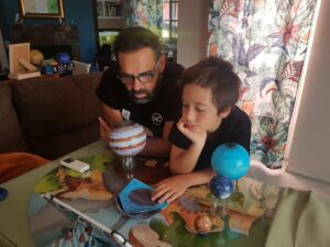 Niños de Algeciras aprenden a construir un planisferio en el taller 'El cielo desde mi casa'