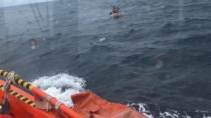 Trasladados a Algeciras 49 migrantes rescatados en El Estrecho a bordo de dos kayaks y una patera