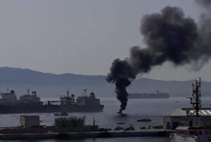 El incendio de una lancha en el puerto de Gibraltar provoca una nube de humo en la Bahía
