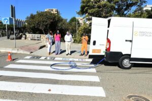 El equipo de gobierno supervisa los trabajos de repintado de los pasos de peatones del Colegio Mediterráneo