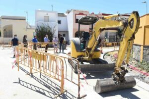 Las obras de reordenación y pavimentación de acerados en Villa Blanca y Villa Rosa, en su recta final