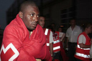 Rescatadas 42 personas, de ellas ocho menores, de una patera que quedó parada y sin combustible