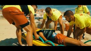 Socoservis realiza un simulacro simulando el rescate de una mujer en la playa de Getares