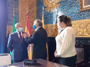 Salvador Marcet, director del colegio Los Pinos, recibe la insignia de la ciudad por su jubilación