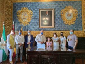 El alcalde entrega la medalla de la ciudad a una niña de 9 años que salvó a otra de 3 de morir ahogada