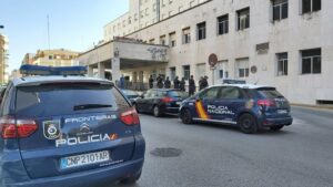 Trasladado al hospital Puerta del Mar el agente herido en Algeciras para seguir con la operación