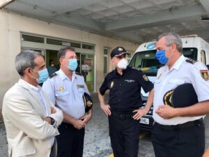 El subdelegado del Gobierno visita el hospital Puerta del Mar en apoyo al agente herido