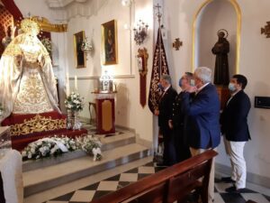 La Policía Local realiza una ofrenda floral a su patrona, la Virgen de las Lágrimas