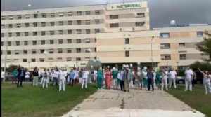 Sanitarios del Punta Europa homenajean a la celadora fallecida en Tarifa