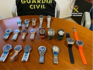 Detenido en el puerto de Algeciras con casi tres kilos de hachís y 65 relojes falsificados en el coche