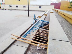 El CEIP Campo de Gibraltar comienza el curso con un patio cerrado y las gradas de otro con boquetes