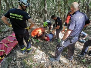 Bomberos rescatan a un senderista con problemas cardíacos en el Arroyo del Prior