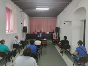 Sergio Pelayo informa a  los castañeros del  protocolo de prevención de la Covid-19