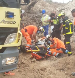 Los bomberos rescatan a un obrero atrapado en una máquina excavadora que removía terreno en San Roque